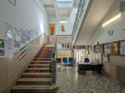 Accediamo ora all�atrio dell�istituto...